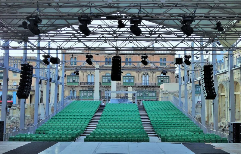 Il Potere di Non Suonare: Come gli Artisti Italiani Stanno Trasformando il Silenzio in Opera d'Arte