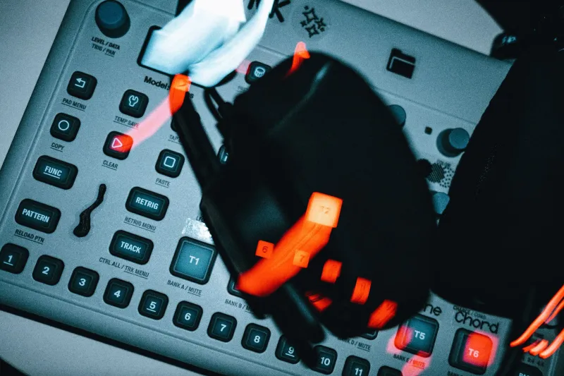 Frequenze italiane: i producer elettronici che stanno riscrivendo le regole del suono globale